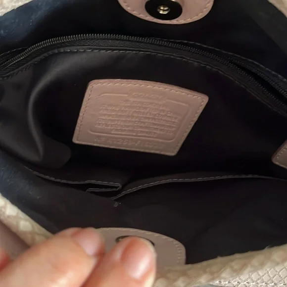 Vintage lavender Coach shoulder bag in leather. GUC. - Picture 4 of 4